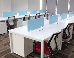 打造高效辦公空間 職員桌椅、屏風隔斷與電腦桌的選購指南